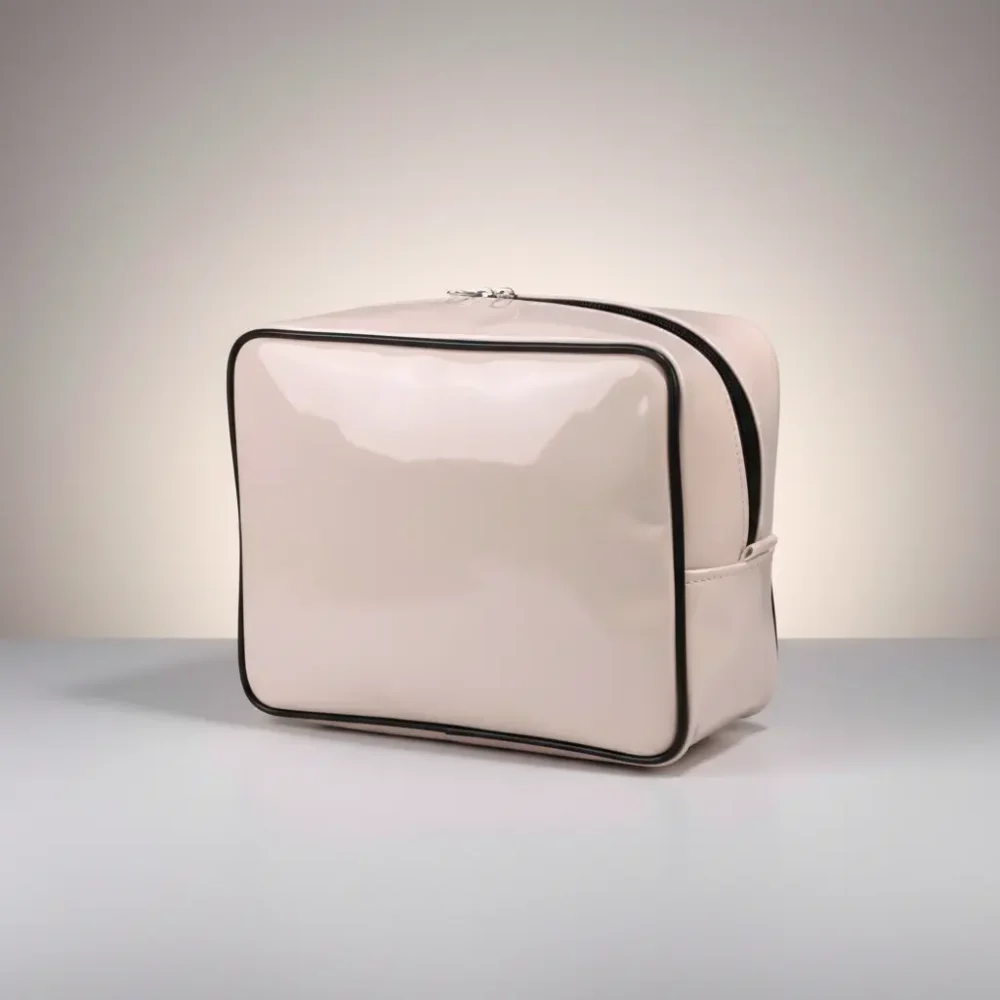 D_NQ_NP_2X_619758-MLA102833506231_122025-F Neceser porta cosméticos de viaje XL en PU charolado: personalizable con logo, Promobaires Buenos Aires