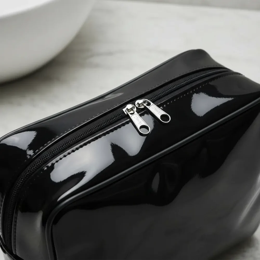 D_NQ_NP_2X_679607-MLA102324565538_122025-F Neceser porta cosméticos de viaje XL en PU charolado: personalizable con logo, Promobaires Buenos Aires