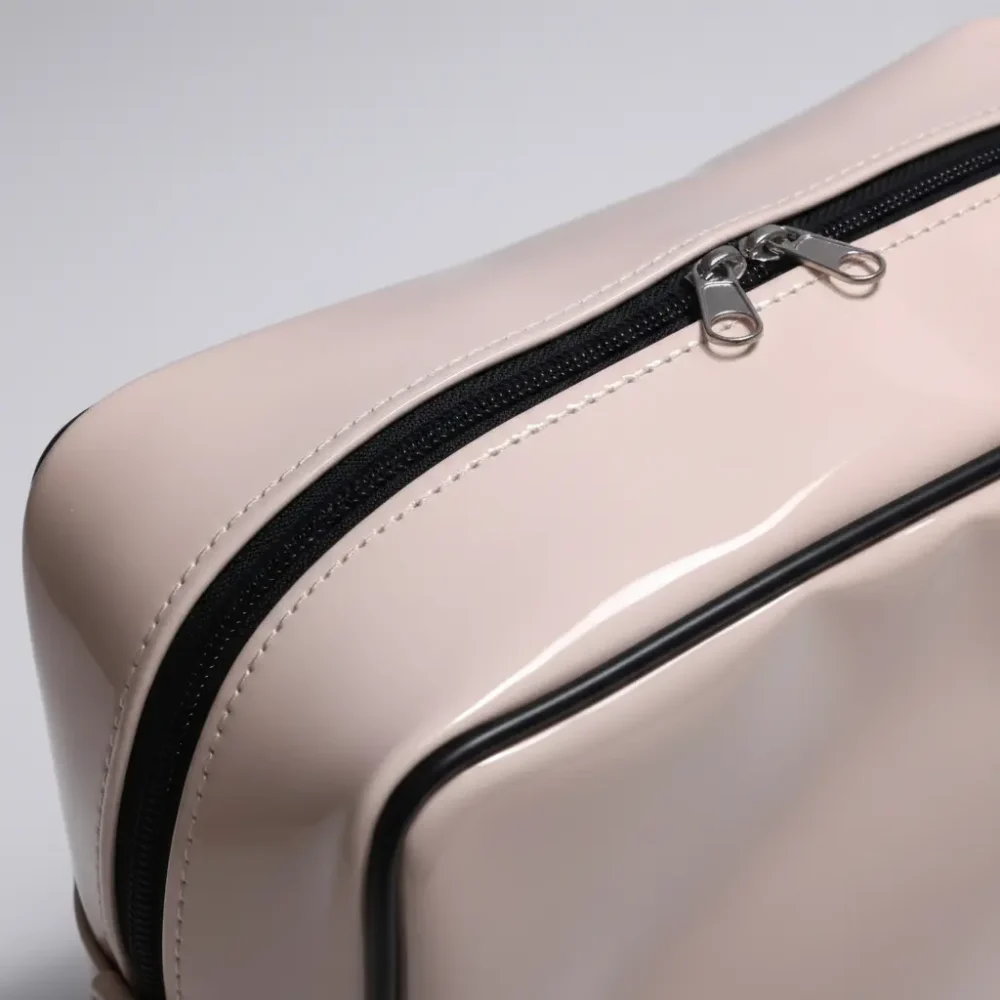 D_NQ_NP_2X_883665-MLA102324159660_122025-F Neceser porta cosméticos de viaje XL en PU charolado: personalizable con logo, Promobaires Buenos Aires