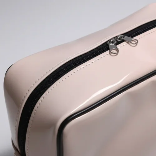 D_NQ_NP_2X_883665-MLA102324159660_122025-F Neceser porta cosméticos de viaje XL en PU charolado: personalizable con logo, Promobaires Buenos Aires