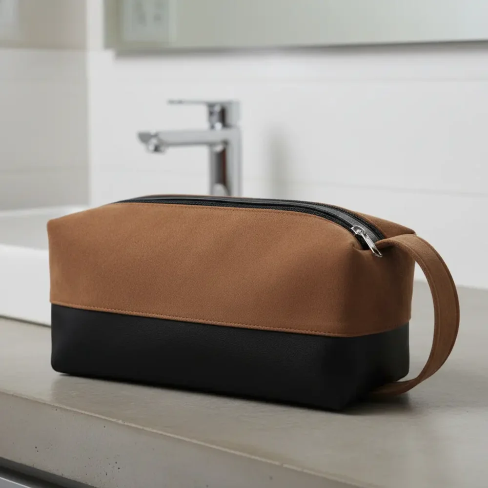 Neceser organizador de viaje de gamuzado y cuerina marrón con doble cierre: personalizable con logo, Promobaires Buenos Aires